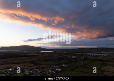 County Kerry, Irland, 02/03/2023, Rosa Abendwolken über Portmagee und Valentia Island, County Kerry, IrlandCredit: Stephen Power/Alamy Live News Stockfoto