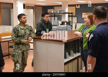 Laura Orr, Director of Education des Hampton Roads Naval Museum, bietet einen Überblick über die Sammlung und Lagerung von Artefakten für Matrosen, die der USS Gerald R. Ford (CVN 78) an der Anlage des Museums an Bord der Naval Station Norfolk zugewiesen wurden. Die Matrosen sind Teil einer einzigartigen Geschichtsgruppe, die sich regelmäßig trifft, um ihr Wissen und Interesse an der Geschichte der Marine zu erweitern. Dies ist die erste Führung durch das Museum und bot den Teilnehmern die Gelegenheit, mehr über das Museum und seine Vorgänge zu erfahren. Das Hampton Roads Naval Museum ist eines von zehn US-amerikanischen Marinemuseen-Bericht Stockfoto