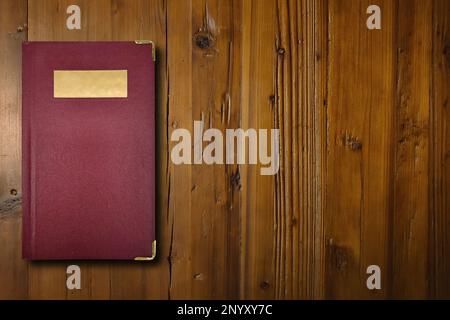 Nahaufnahme eines braunen Almanachs auf einem Holzschreibtisch. Stockfoto