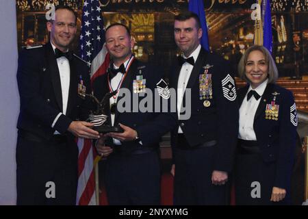 Oberst Benjamin Harrison, 301. Kampfflügelkommandant, Oberstleutnant Michael Senigo, 301. FW-Befehlshaber, Und Chief Master Sgt. Ericka Kelly, pensioniert, überreicht Master Sgt. Marshall Bridges den Senior Non-Commissioned Officer of the Year Award während der 2022 301 FW Annual Awards Zeremonie in Fort Worth, Texas, am 4. Februar 2023. Herzlichen Glückwunsch an die Gewinner und Nominierten. Stockfoto