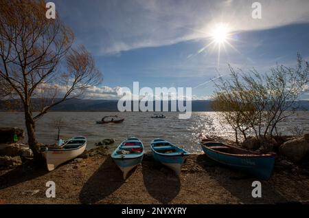 Golyazi, Türkei, 26. Dezember 2021; Fischer gehen mit dem Boot in Uluabat Lake, BURSA, TÜRKEI angeln Stockfoto