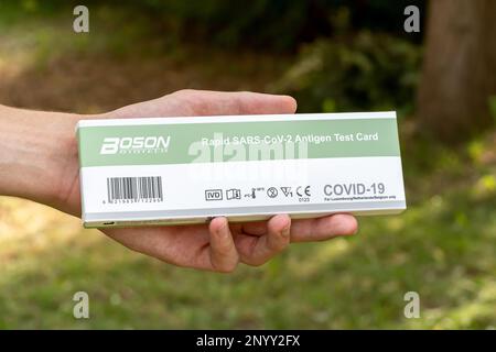 Boson Biotech Rapid SARS-Cov-2 Antigen-Testkarte COVID-19 Coronavirus-Testpackung in der Hand, vollständige Frontansicht Objekt-Nahaufnahme, One Person man, ha Stockfoto