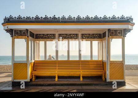 Bemalter viktorianischer Unterschlupf am Meer von Southsea. Portsmouth, Hampshire. Stockfoto