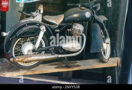 Altes, verrostetes Motorrad, Transportart. Stockfoto