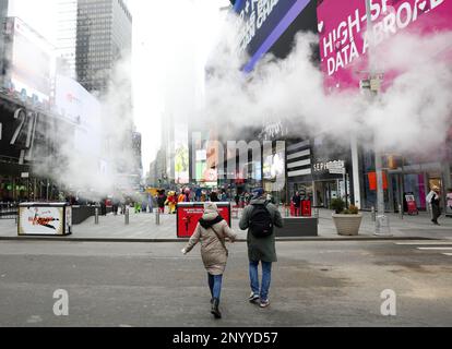 New York, Usa. 02. März 2023. Fußgänger laufen am 2. März 2023 durch den Times Square in New York City. Foto: John Angelillo/UPI Credit: UPI/Alamy Live News Stockfoto