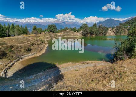 Deoriatal, Uttarakhand, Indien, Deoria Tal, Devaria oder Deoriya See im Dorf Sari , Garhwal Himalaya, berühmt für schneebedeckte Chaukhamba Berge. Stockfoto