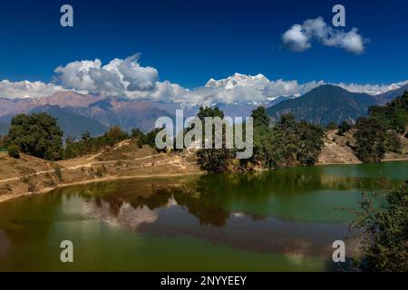 Deoriatal, Uttarakhand, Indien, Deoria Tal, Devaria oder Deoriya See im Dorf Sari , Garhwal Himalaya, berühmt für schneebedeckte Chaukhamba Berge. Stockfoto