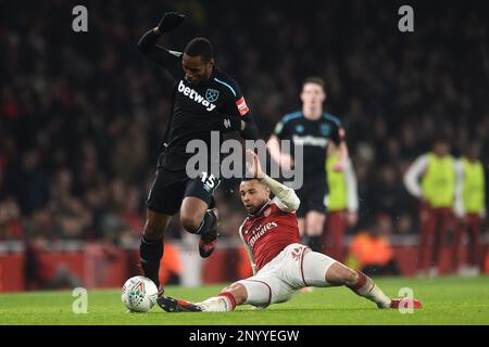 Diafra Sakho von West Ham United schaut vorbei an Francis Coquelin von Arsenal - Arsenal gegen West Ham United, Carabao Cup Viertelfinale, Emirates Stadium, London - 19. Dezember 2017. Stockfoto