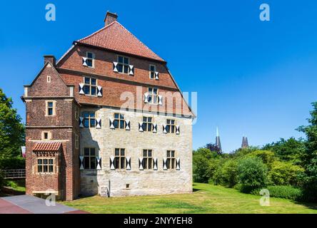 Billerbeck: Schloss Kolvenburg mit Kirchensteinkirche Johannes der Täufer (Johannes der Täufer) und die Kirche St. Ludgerus in Münsterland, Nordrhein-Westfalen, Stockfoto