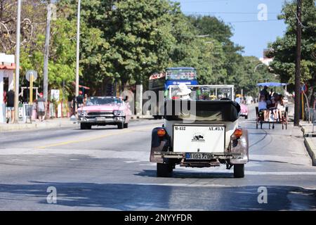 Oldtimer in der City Street im touristischen Viertel Varadero, Kuba Stockfoto