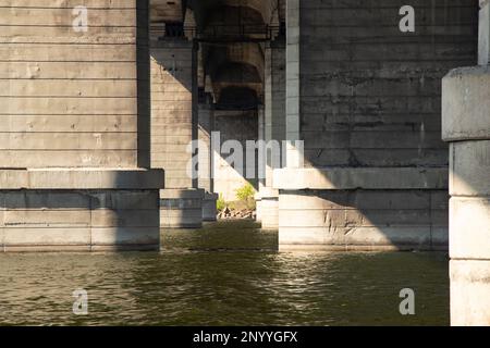 Kaydat-Brücke über den Dnieper River in der Stadt Dnieper Stockfoto