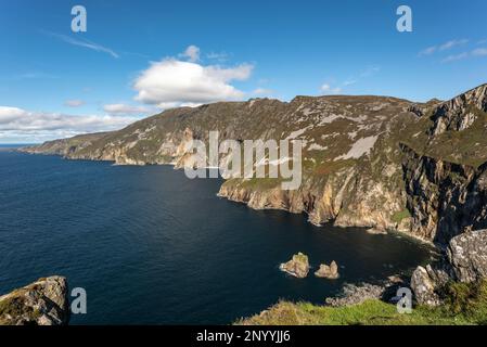 Panoramablick auf die mächtigen Klippen der Slieve League, County Donegal, Irland Stockfoto