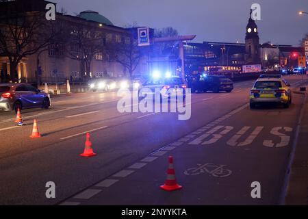 Hamburg, Deutschland. 02. März 2023. Die Polizei blockiert die Glockengießerwall in der Nähe des Hauptbahnhofs, auf der sich die Aktivisten der Umweltgruppe "Last Generation" festgehalten haben. Sie wollen die Aufmerksamkeit auf die Einhaltung der Klimaziele lenken. Kredit: Bodo Marks/dpa/Alamy Live News Stockfoto