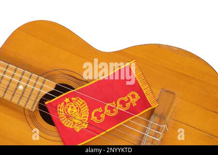 Rote Flagge der UdSSR auf einem Stock und Gitarre auf weißem Hintergrund aus der Sowjetzeit Stockfoto