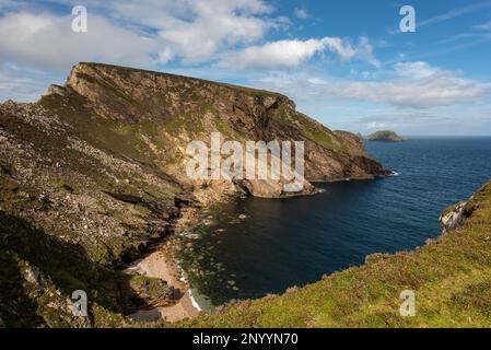 Küstenklippen der Halbinsel Doonvinalla, Benwee Loop Walk, County Mayo, Irland Stockfoto
