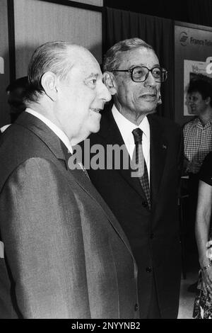 Archive 90ies: Der Bürgermeister von Lyon, Raymond Barre, begrüßt Boutros Boutros Ghali, Generalsekretär der Vereinten Nationen, G7-Gipfel in Lyon, Frankreich Stockfoto