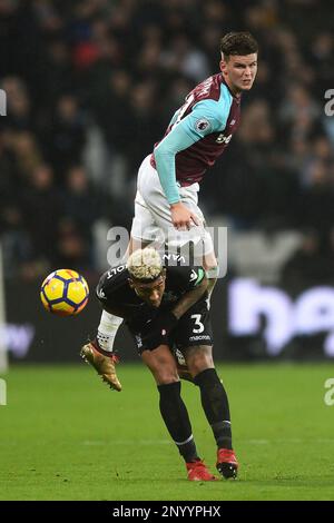 Sam Byram von West Ham United versucht, einen Vorsprung in der Luft gegen Patrick van Aanholt von Crystal Palace - West Ham United / Crystal Palace, Premier League, London Stadium, London - 30. Januar 2018 zu gewinnen. Stockfoto