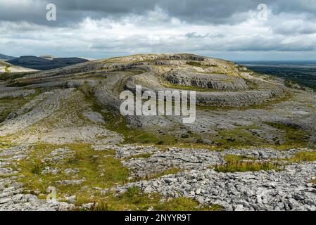 Berühmte spiralförmige Kalksteinfelsen des Slieve Rua Hill, des Burren National Park, County Clare, Irland Stockfoto