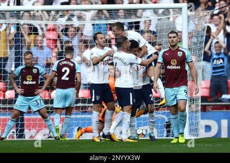 DELE Alli von Tottenham Hotspur feiert, dass seine Seiten das erste Tor schießen, um die Punktzahl 1-0 zu erreichen – Tottenham Hotspur gegen Burnley, Premier League, Wembley Stadium, London – 27. August 2017. Stockfoto