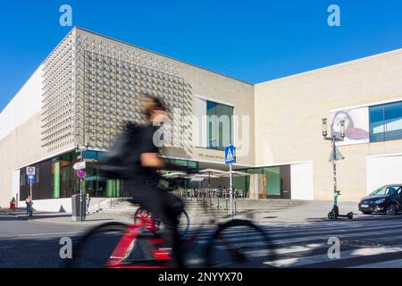 Münster: LWL-Museum für Kunst und Kultur (Westfälisches Staatliches Museum für Kunst und Kulturgeschichte), Radfahrer, Fußgängerüberquerung im Münsterland, Nordrhei Stockfoto