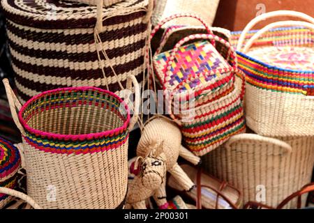 Utensilien und verschiedene handgefertigte Palmenkörbe Stockfoto