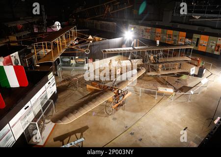 Die Early Years Gallery im National Museum of the U.S. Air Force erzählt die Geschichte der ersten Ballonflüge durch die Vorläufer des Zweiten Weltkriegs Diese drei Flugzeuge, der Curtis Pusher, der Wright 1909 Military Flyer und Bleriot, waren wichtige Fortschritte in der Luftfahrttechnologie. USA Air Force Foto von Ty Greenlees) Stockfoto