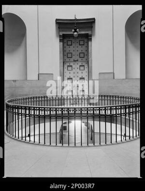 State Capitol, Raleigh, Wake County, North Carolina. Carnegie Survey of the Architecture of the South (Carnegie-Umfrage zur Architektur des Südens). United States North Carolina Wake County Raleigh, Kapitäne, Türen und Türöffnungen. Stockfoto