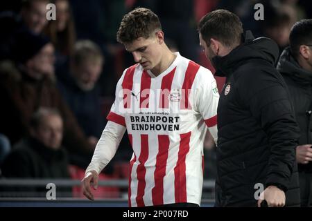 DOETINCHEM - 02/03/2023, EINDHOVEN - Guus Til von PSV Eindhoven verlässt das Spielfeld aufgrund einer Verletzung während des Viertelfinales des TOTO-KNVB-Cup-Spiels zwischen PSV Eindhoven und ADO Den Haag am 2. Februar 2023 im Phillips-Stadion in Eindhoven, Niederlande. ANP JEROEN PUTMANS Stockfoto