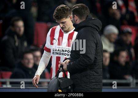 DOETINCHEM - 02/03/2023, EINDHOVEN - Guus Til von PSV Eindhoven verlässt das Spielfeld aufgrund einer Verletzung während des Viertelfinales des TOTO-KNVB-Cup-Spiels zwischen PSV Eindhoven und ADO Den Haag am 2. Februar 2023 im Phillips-Stadion in Eindhoven, Niederlande. ANP JEROEN PUTMANS Stockfoto