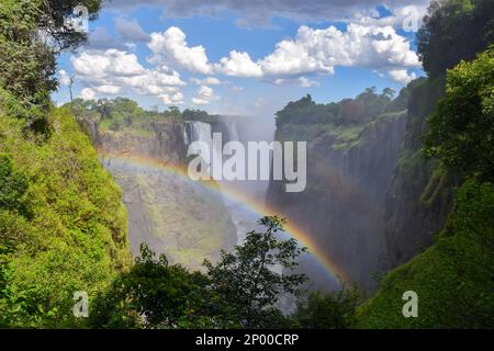 Die berühmten Victoria Falls, Mosi-OA-Tunya Wasserfall, Blick von Simbabwe, mit einem Regenbogen, 2018. Quelle: Vuk Valcic/Alamy Stockfoto