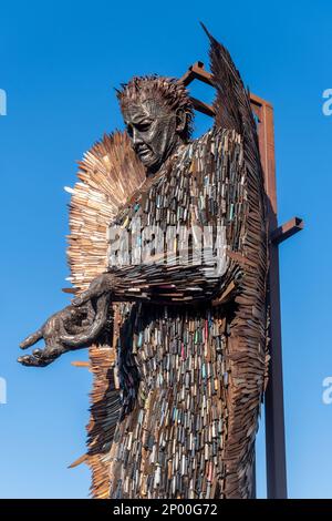 2. März 2023 Die Knife Angel Skulptur des Künstlers Alfie Bradley wird diesen Monat vor der Guildford Cathedral in Surrey, England, Großbritannien ausgestellt. Es ist als nationales Denkmal gegen Gewalt und Aggression bekannt. Die Skulptur wurde aus Tausenden von stumpfen Messern hergestellt, die während einer Messeramnestie im ganzen Land in Absprache mit den 43 Polizeibeamten abgegeben wurden. Es war die Idee von Clive Knowles, dem Vorsitzenden des britischen Eisenarbeitszentrums in Shropshire. Stockfoto