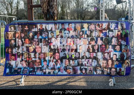 2. März 2023 Die Knife Angel Skulptur des Künstlers Alfie Bradley wird diesen Monat vor der Guildford Cathedral in Surrey, England, Großbritannien ausgestellt. Es ist als nationales Denkmal gegen Gewalt und Aggression bekannt. Die Skulptur wurde aus Tausenden von stumpfen Messern hergestellt, die während einer Messeramnestie im ganzen Land in Absprache mit den 43 Polizeibeamten abgegeben wurden. Es war die Idee von Clive Knowles, dem Vorsitzenden des britischen Eisenarbeitszentrums in Shropshire. Fotografien von Opfern eines Messerverbrechers neben der Skulptur. Stockfoto