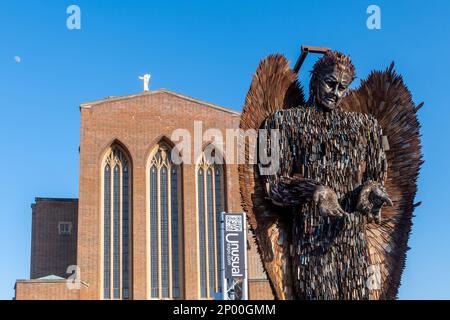 2. März 2023 Die Knife Angel Skulptur des Künstlers Alfie Bradley wird diesen Monat vor der Guildford Cathedral in Surrey, England, Großbritannien ausgestellt. Es ist als nationales Denkmal gegen Gewalt und Aggression bekannt. Die Skulptur wurde aus Tausenden von stumpfen Messern hergestellt, die während einer Messeramnestie im ganzen Land in Absprache mit den 43 Polizeibeamten abgegeben wurden. Es war die Idee von Clive Knowles, dem Vorsitzenden des britischen Eisenarbeitszentrums in Shropshire. Stockfoto