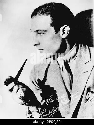 Ca. 1922 : Der Stummfilmdarsteller RUDOLPH VALENTINO ( geb. Rodolfo Guglielmi , Castellaneta , Taranto 1895 - New York , NY 1926 ) - CINEMA MUTO - RUDY - attore cinematografico - LATIN LOVER - italoamericano - italo americano - italo-americano - emigrante - italo-american - Portrait - ritratto - profilo - Profil - Braccialetto - Armband - Schmuck - Juwelen - gioiello - Camicia - Pipa - Pipe - persionalità celebrità che fuma attore attori che fumano - Fumatore - Prominente Persönlichkeit Persönlichkeiten Schauspieler Raucher - Rauchen - m Stockfoto