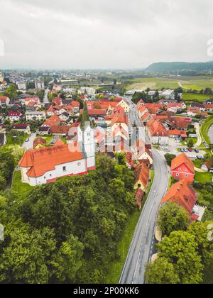 Vertikales Foto der historischen Altstadt mit einer Kirche auf dem Hügel Stockfoto