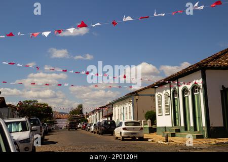 Pirenópolis, Goiás, Brasilien – 05. Juni 2022: Eine mit Wimpeln geschmückte Straße in der Stadt Pirenopolis für das Cavalhadas-Festival. Stockfoto