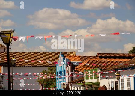 Pirenópolis, Goiás, Brasilien – 05. Juni 2022: Eine mit Wimpeln geschmückte Straße in der Stadt Pirenopolis für das Cavalhadas-Festival. Stockfoto