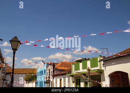 Pirenópolis, Goiás, Brasilien – 05. Juni 2022: Eine mit Wimpeln geschmückte Straße in der Stadt Pirenopolis für das Cavalhadas-Festival. Stockfoto