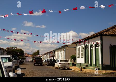 Pirenópolis, Goiás, Brasilien – 05. Juni 2022: Eine mit Wimpeln geschmückte Straße in der Stadt Pirenopolis für das Cavalhadas-Festival. Stockfoto