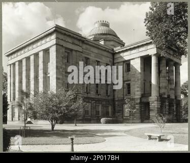 State Capitol, Raleigh, Wake County, North Carolina. Carnegie Survey of the Architecture of the South (Carnegie-Umfrage zur Architektur des Südens). United States North Carolina Wake County Raleigh, Capitols, Columns, Domes, Porticoes, Veranden. Stockfoto