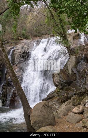 Kleiner Wasserfall auf der Strecke des Nogaledas Jerte im Winter vertikal Stockfoto