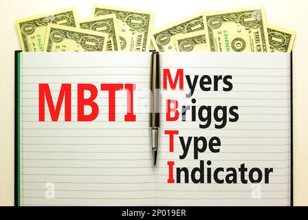 Anzeigesymbol des Typs MBTI Myers Briggs. Konzeptbegriffe MBTI Myers Briggs-Indikator auf weißem Hinweis auf schönem weißem Hintergrund. Psychologischer MBT Stockfoto