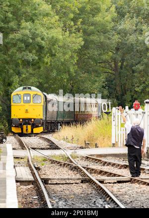 Tenterden, Kent, vereinigtes Königreich, 21, August, Der Zug für 2022 Passagiere nähert sich dem Service-Terminal am lokalen Bahnsteig. Stockfoto