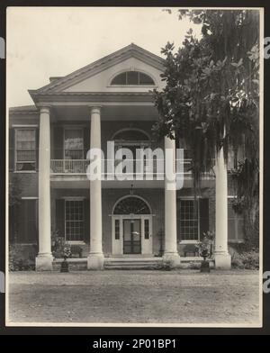 Arlington, Natchez, Adams County, Mississippi. Carnegie Survey of the Architecture of the South (Carnegie-Umfrage zur Architektur des Südens). USA Mississippi Adams County Natchez, Fanlights, Sidelights, Doorways, Columns, Porkorde, Porsche, Pedimente, spanisches Moos, Fassaden. Stockfoto