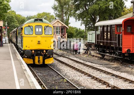 Tenterden, Kent, vereinigtes Königreich, 21, August, Der Zug für 2022 Passagiere nähert sich dem Service-Terminal am lokalen Bahnsteig. Stockfoto