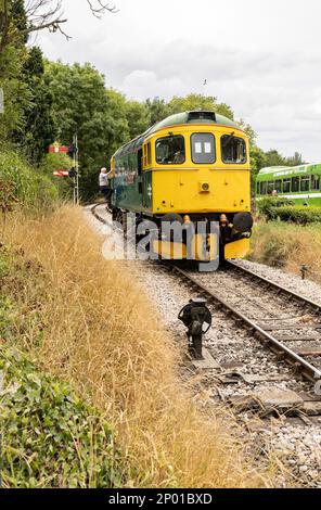 Tenterden, Kent, vereinigtes Königreich, 21, August, Der Zug für 2022 Passagiere nähert sich dem Service-Terminal am lokalen Bahnsteig. Stockfoto