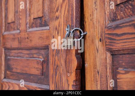 Die Datumstür wurde mit Vorhängeschlössern und Ketten verschlossen Stockfoto
