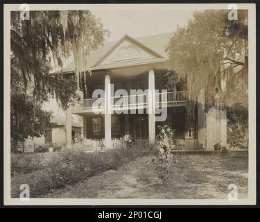 Unbekanntes Haus, Natchez vic., Adams County, Mississippi. Carnegie Survey of the Architecture of the South (Carnegie-Umfrage zur Architektur des Südens). USA Mississippi Adams County Natchez vic, Pediments, Columns, Railings, Beans, Spanisches Moos, Häuser. Stockfoto