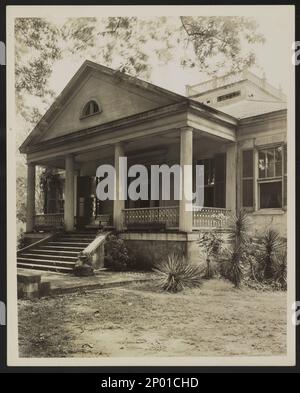 Lansdowne, Natchez, Adams County, Mississippi. Carnegie Survey of the Architecture of the South (Carnegie-Umfrage zur Architektur des Südens). USA Mississippi Adams County Natchez, Witwenspaziergänge, Pedimente, Säulen, Porches, Geländer, Eisenarbeiten, Häuser. Stockfoto