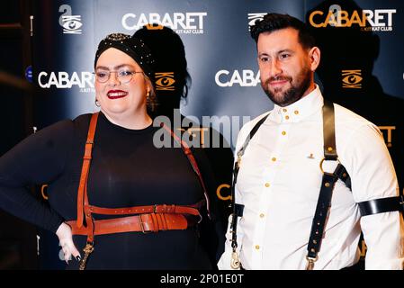 Clayton Wright und Jayde Adams (links), die an der Gala für Cabaret im Kit Kat Club in London teilnahmen. Foto: Donnerstag, 2. März 2023. Stockfoto